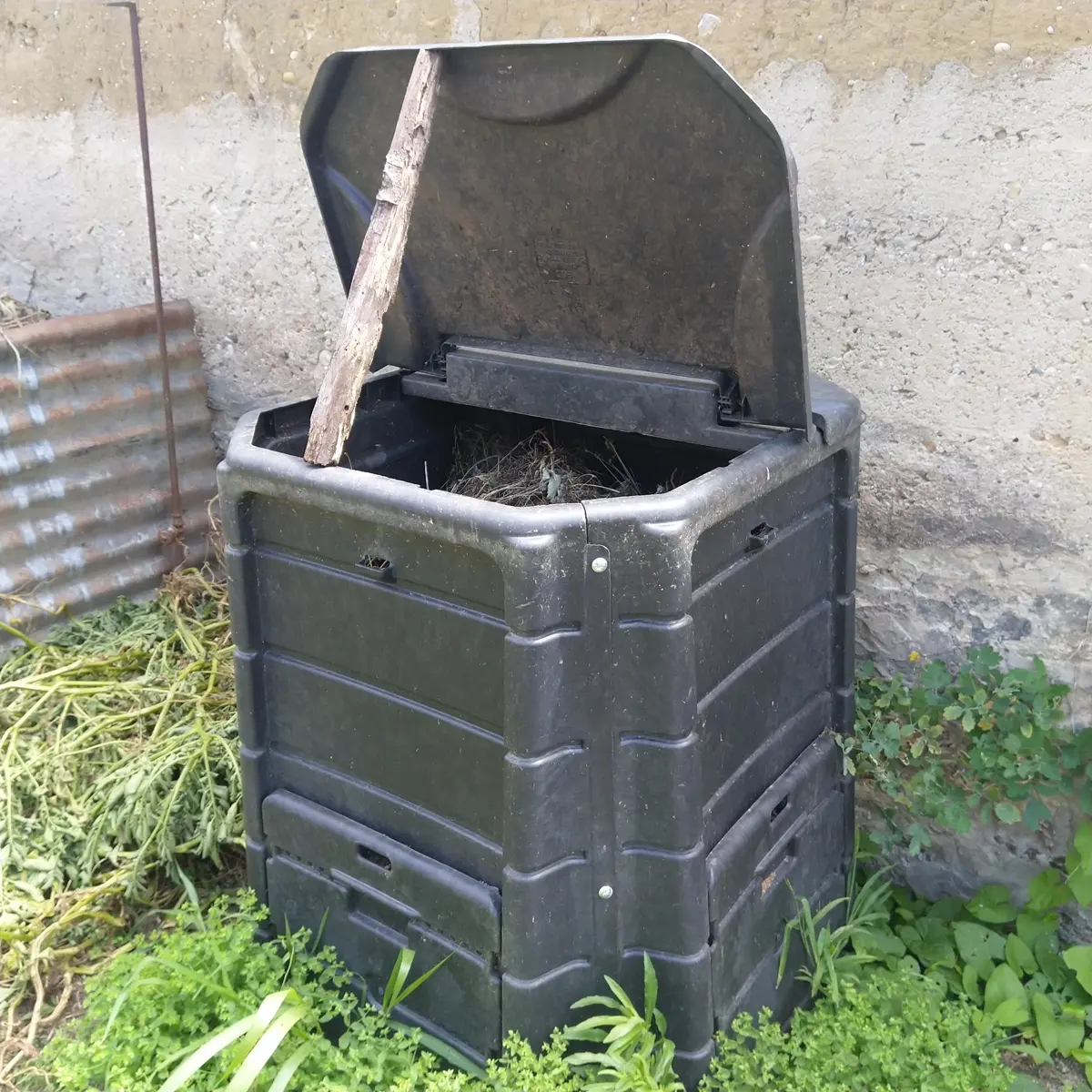Composteur en fonctionnement, couvercle ouvert sur les matières en décomposition