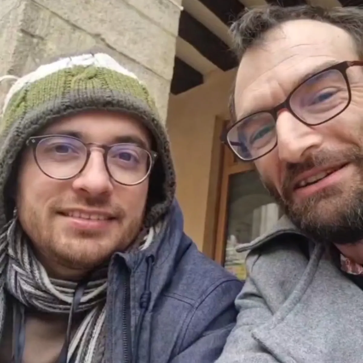 Romain, de la chaîne Raconte-moi, et Fabrice côte à côte dans une rue ancienne de Vienne